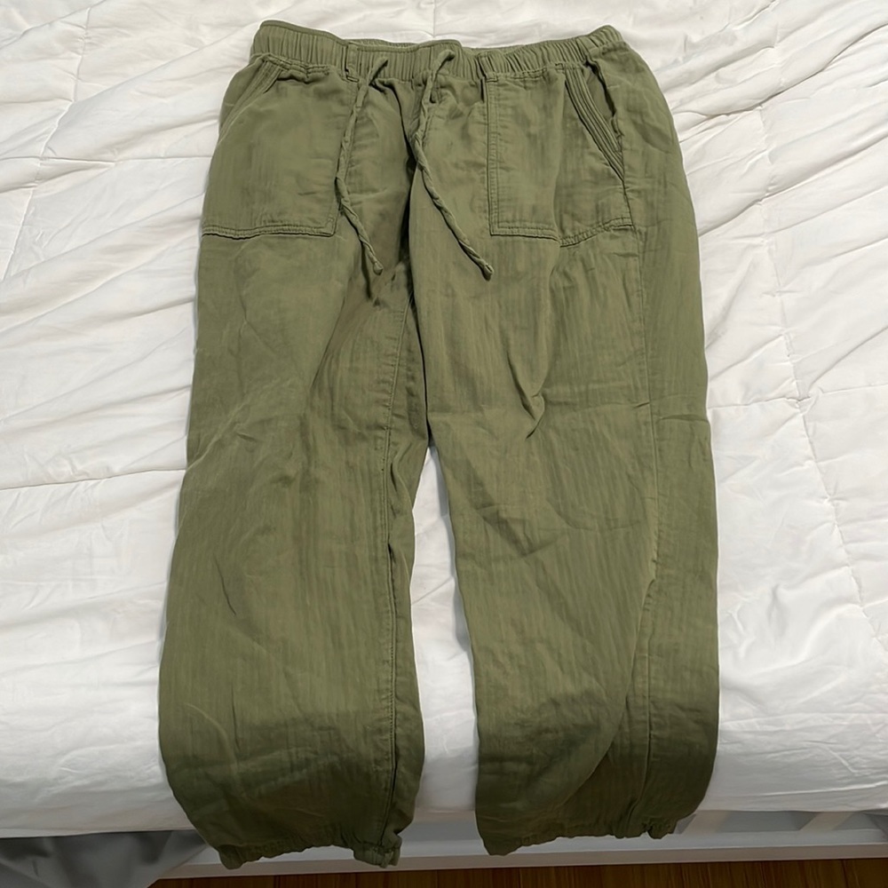 This old navy hunter green pants will brighten up your wardrobe!